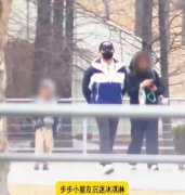 54岁吴奇隆公园宠娃 儿子